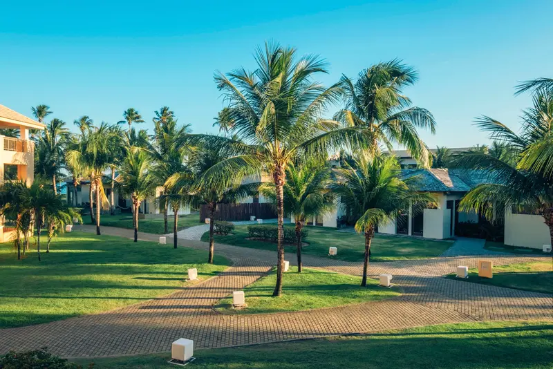 Caminho pelo jardim entre os prédios baixos de apartamentos