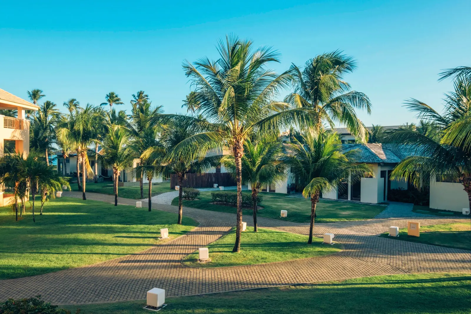 Caminho pelo jardim entre os prédios baixos de apartamentos