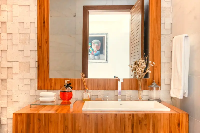 Bancada em madeira e pedra no banheiro da Penthouse Suite Ocean Front