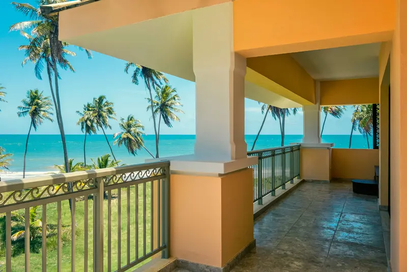 Terraço da Penthouse Suite Ocean Front com vista para o mar e os coqueiros da Praia do Forte