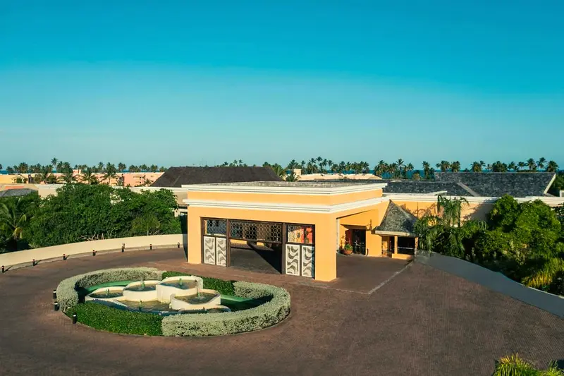 Edifício de entrada do resort com fonte e jardim na rotatória